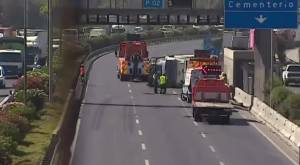 Camión volcado en Autopista Vespucio Norte genera taco kilométrico