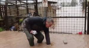 A José Luis Repenning se le cayeron los audífonos al agua en medio de intensas lluvias en Licantén