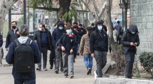 Estudiantes de colegio caminando en la calle