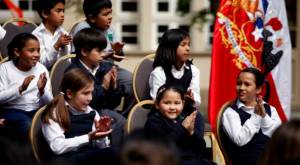 ¿Colegios tendrán por obligación cantar el himno nacional e izar la bandera chilena?