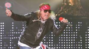 Axl Rose entregó su micrófono al público 