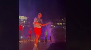 Fan le lanzó celular a Bad Bunny en pleno concierto y el cantante tuvo una llamativa reacción