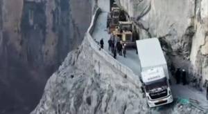 Confió demasiado: camionero quedó colgando a más de 100 metros por falla del GPS