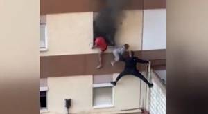 Hombre salvó a toda una familia de incendio: Arriesgó su propia vida subiendo a un muro