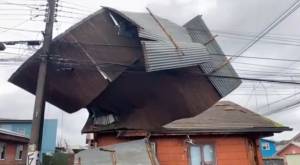 Techo de casa terminó sobre tendido eléctrico tras fuertes rachas de viento en Puerto Montt