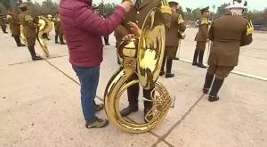 ¡Increíble! Tuba de la Parada Militar pesa entre 15 a 18 kilos