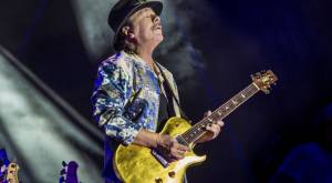 "Se pidió orar por él...": Carlos Santana se desmayó en plena presentación