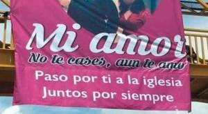 “Paso por ti a la iglesia..”: Joven colgó un cartel en puente para pedirle a su expareja que no se case 