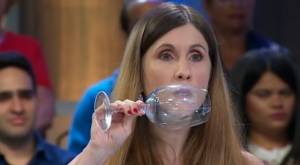 Hombre llegó a Caso Cerrado acusando que cantante rompió copa con su voz y lo hirió