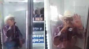 Hombre sorprendió al ser captado tomando cerveza dentro de refrigerador