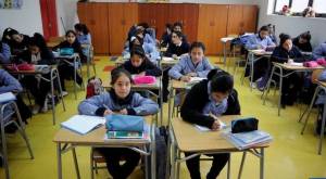 Alumnos sentados en una sala de clases