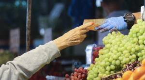 Mujer pagando con billete.