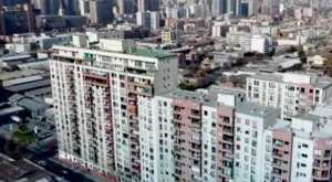 Vecinos denuncian mal estado en edificios de Santiago Centro