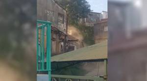 "¡Se cayó la casa!": Captan momento en el que vivienda se derrumbó sobre el patio de un liceo en Valparaíso