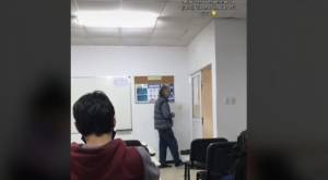 Video de profesor de edad avanzada esperando a que lleguen sus alumnos conmueve en TikTok