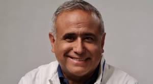 Doctor Ugarte sufre accidente automovilístico