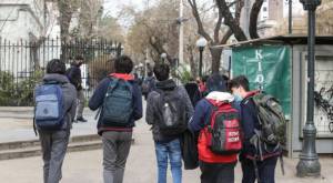 Alumnos saliendo del colegio