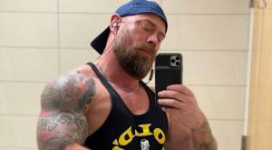 Mike Schultz, enfermero que impacta al mundo por su cambio físico