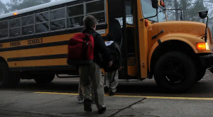 No dio más: Chofer de bus escolar se cansó de los niños y los dejó abandonados