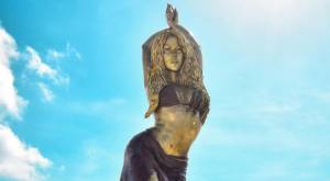 Enorme escultura de Shakira venía con grave falta de ortografía