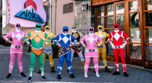 Power Rangers defendieron a mujer