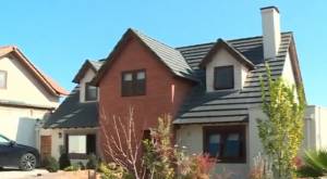 Vecinos denuncian filtraciones en casas de $200 millones