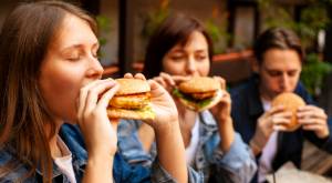 Personas comiendo un sándwich