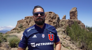 Un chileno que llevó su amor por la “U” a Islas Canarias