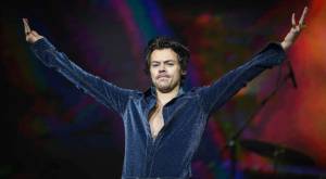 “Un completo milagro”: Joven cayó desde galería en pleno concierto de Harry Styles y salió ileso