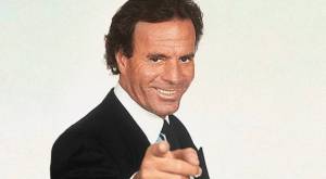 Se termina junio y aparecen los memes de Julio Iglesias
