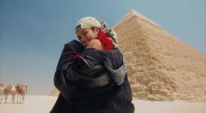 “Lo guardo como una de las mejores sensaciones”: Karol G deslumbra con videoclip desde Egipto