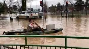 Personas fueron rescatadas en bote en Talca 