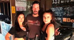 ¡Qué hombre! Viralizan fotos de Keanu Reeves evitando tocar mujeres que se acercan a él 