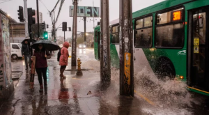 Santiago podría recibir hasta 80 mm de lluvia: Su peor temporal en casi una década