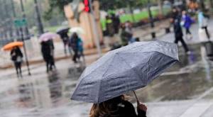 Lluvias en la región Metropolitana: ¿A qué hora caerán gotitas en la capital este viernes?
