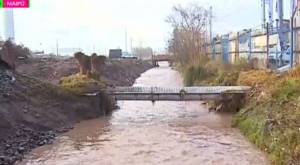 Sacan basura de Canal Santa Marta para evitar desborde en Maipú