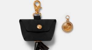 Con estilo: Versace lanza valiosa cartera porta bolsas para desechos de perros