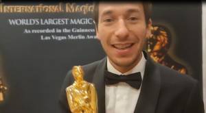 En la cima de la magia mundial: Ilusionista chileno ganó el premio al mejor Geoescapista