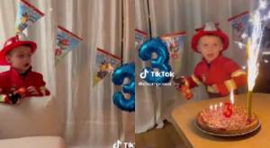 "Se confundió de profesión": Pequeño celebró su cumpleaños vestido de bombero y se asustó con fuego de la vela