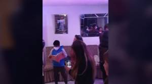 "Fiestero, pero responsable": Niño es captado estudiando mientras baila en fiesta familiar 