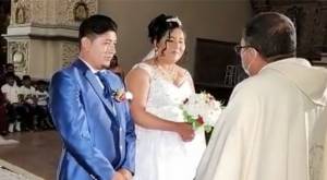 Novios en la boda frente al cura