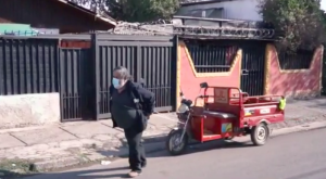 Hombre de 64 años recolecta basura mientras tira de su triciclo eléctrico
