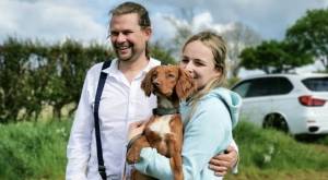 No lo dudaron: Pareja detuvo su boda para buscar a su perro desaparecido