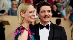 Pedro Pascal y Sarah Paulson