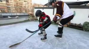 Amor de abuelito: Hombre construyó pista de hockey para jugar con su nieto en cuarentena
