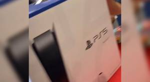 Niño se emociona con su regalo de Navidad, pero se “desmaya” al ver que a su amigo le regalan un PS5