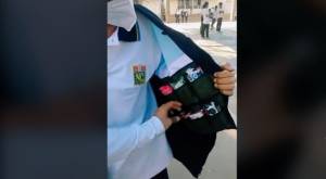 Estudiante transformó su chaqueta en un “quiosco” para vender en recreos  