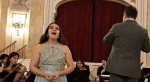 Talento nacional: soprano de La Pintana sorprende con hermosa presentación en París