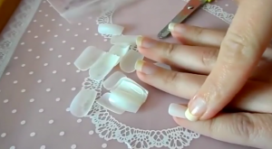 ¿Cómo evitar efectos adversos al utilizar uñas postizas?