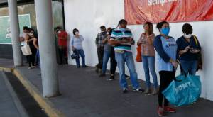 Intensifican uso de mascarilla en lugares públicos de Chile